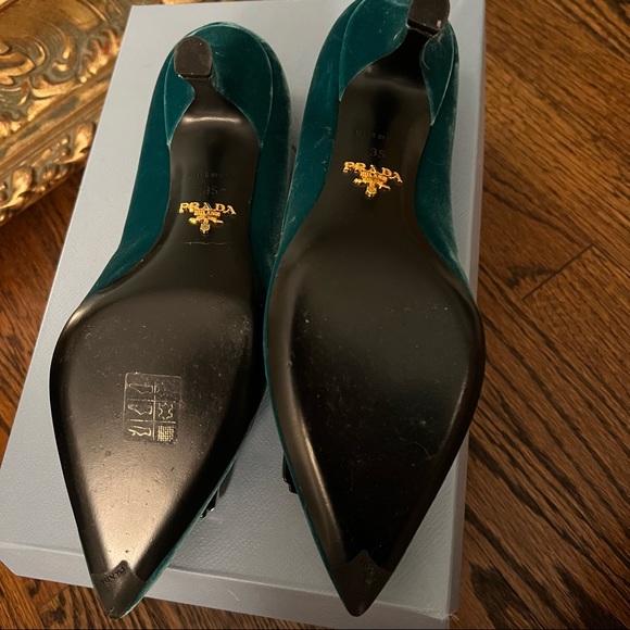 Green velvet Prada heels - Picture 5 of 7